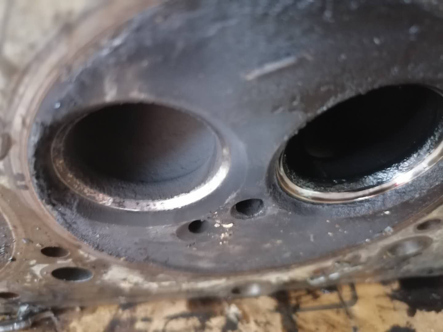 发动机冒白烟蓝烟烧机油,尾气大量冒蓝烟要不要大修发动机