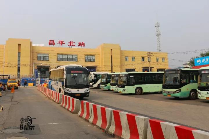 行人车辆请注意火车就要来了,行人车辆请注意火车来了不要抢道