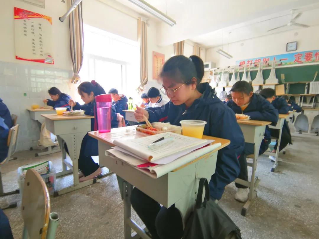 各学校开学第一天的报到情况,开学第一天的视频幼儿