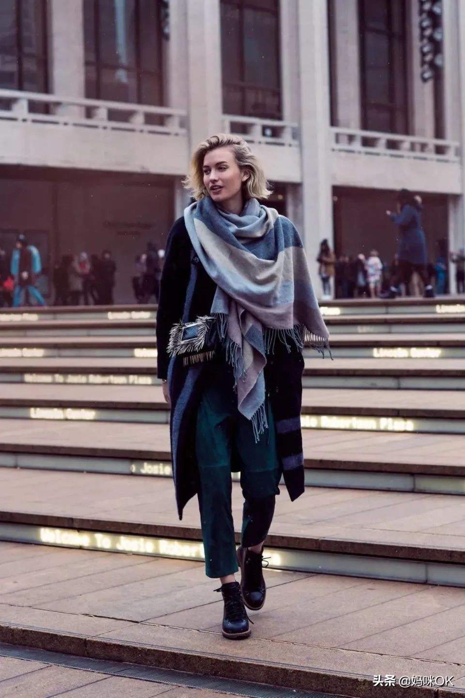 几种很火的围巾的新系法,比较短的围巾系大法