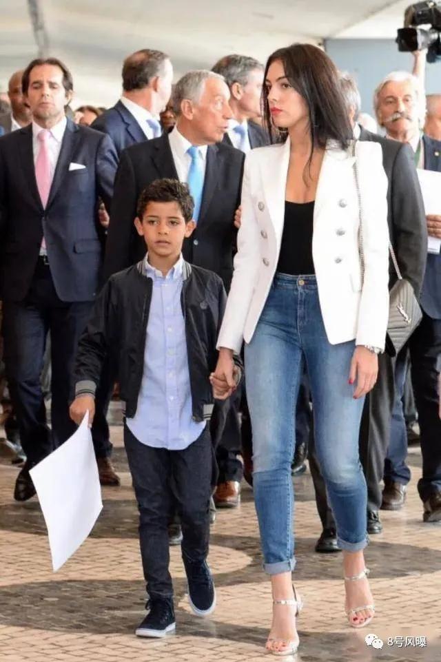 她们还在名媛群拼单，这位柜姐已经收服了世界顶级海王