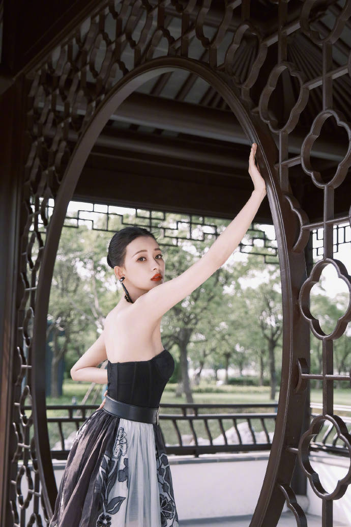 孙怡连衣裙穿搭,孙怡孙玫粉色毛绒连衣裙