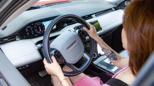 试驾牛车视频,新款路虎揽胜极光底盘解析