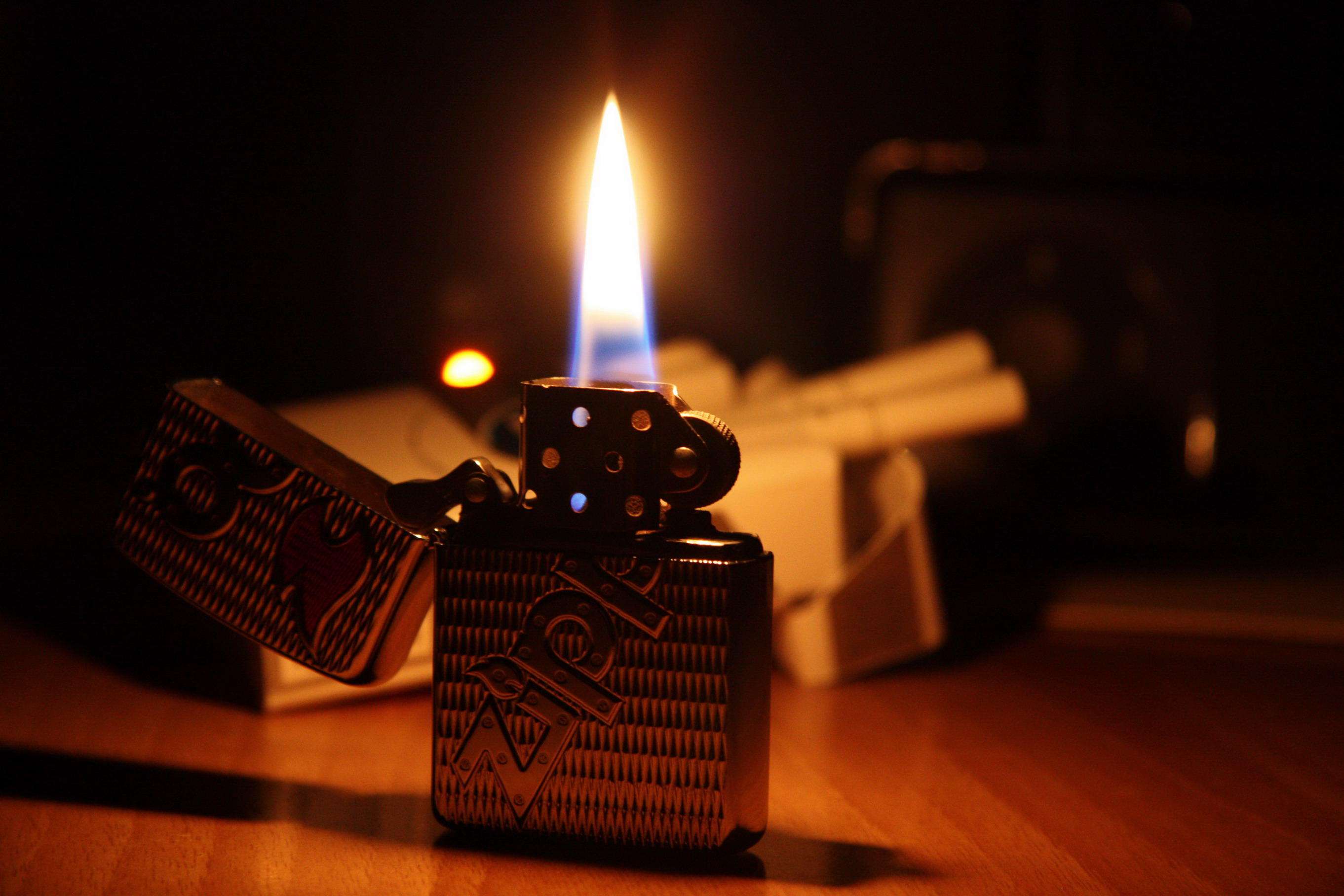 zippo打火机有万宝路么,zippo打火机supreme