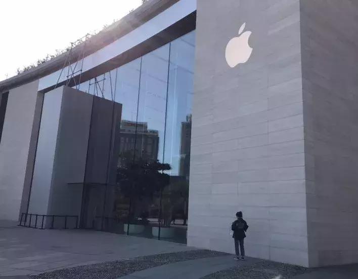 油价蹲，汽车蹲，汽车蹲完苹果蹲，苹果蹲LV蹲，超市也要接着蹲……