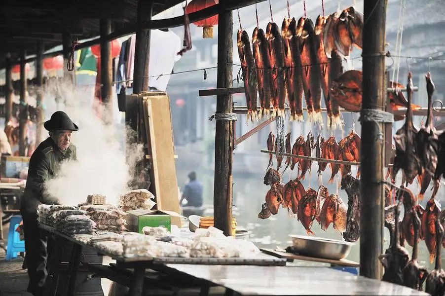 我喜欢去古镇，喜欢它那安详而宁静的气息