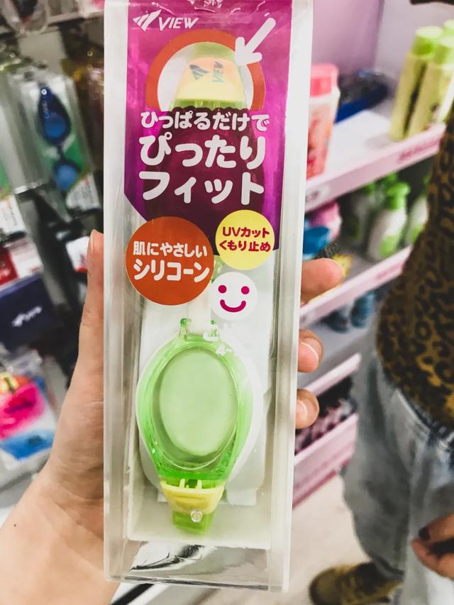 带娃游泳必须戴泳镜吗,儿童学游泳适合戴大框泳镜吗