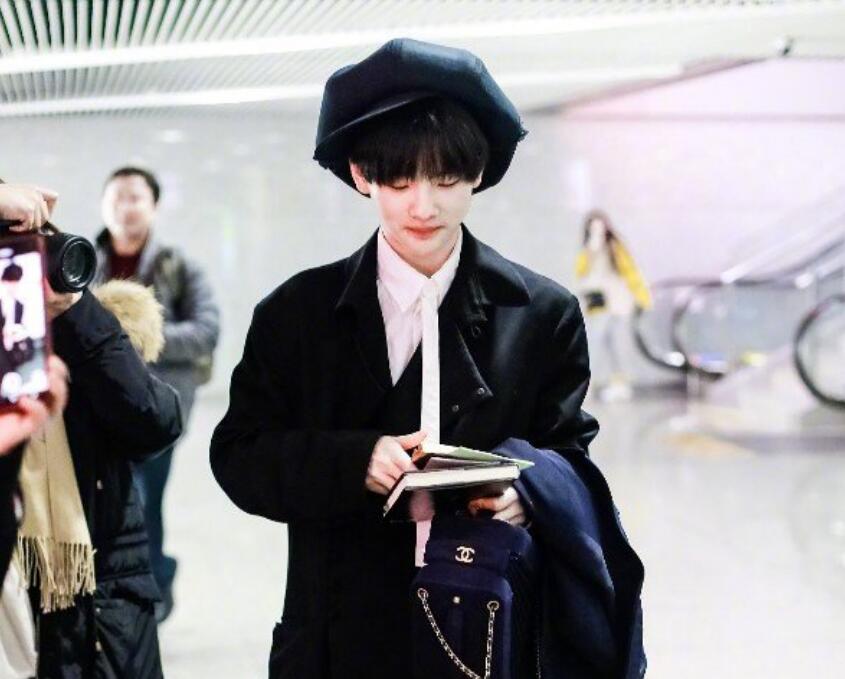 入秋之后担心自己脑门冷？那不如学学明星们戴潮帽，又酷又有范