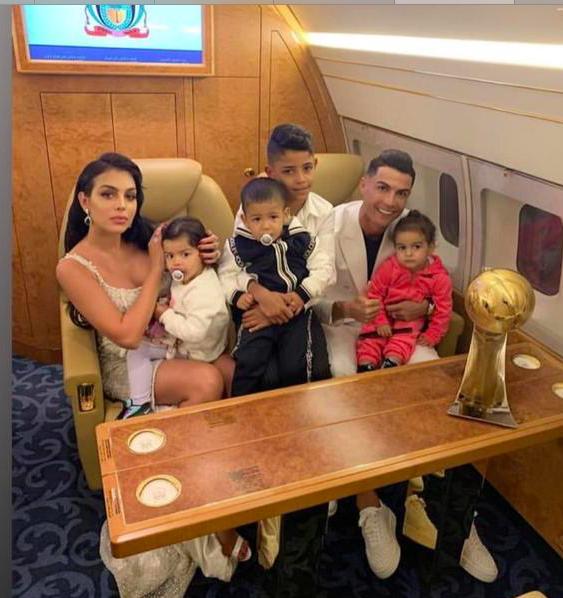 c罗与乔治娜乘坐游艇度假,乔治娜c罗甜蜜