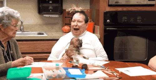 93岁奶奶恶搞27岁孙子一夜爆红！千万网友实力围观：奶奶太坑了！