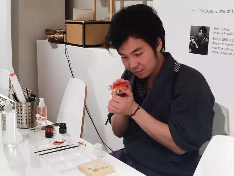 21岁日本小伙立志复兴糖艺制作,5分钟捏出金鱼熊猫,你舍得吃吗