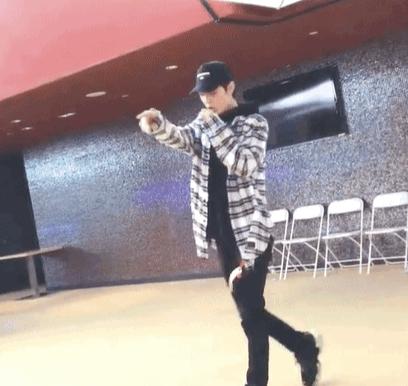 早秋格子衬衫穿搭2019,初秋必备单品经典白衬衫