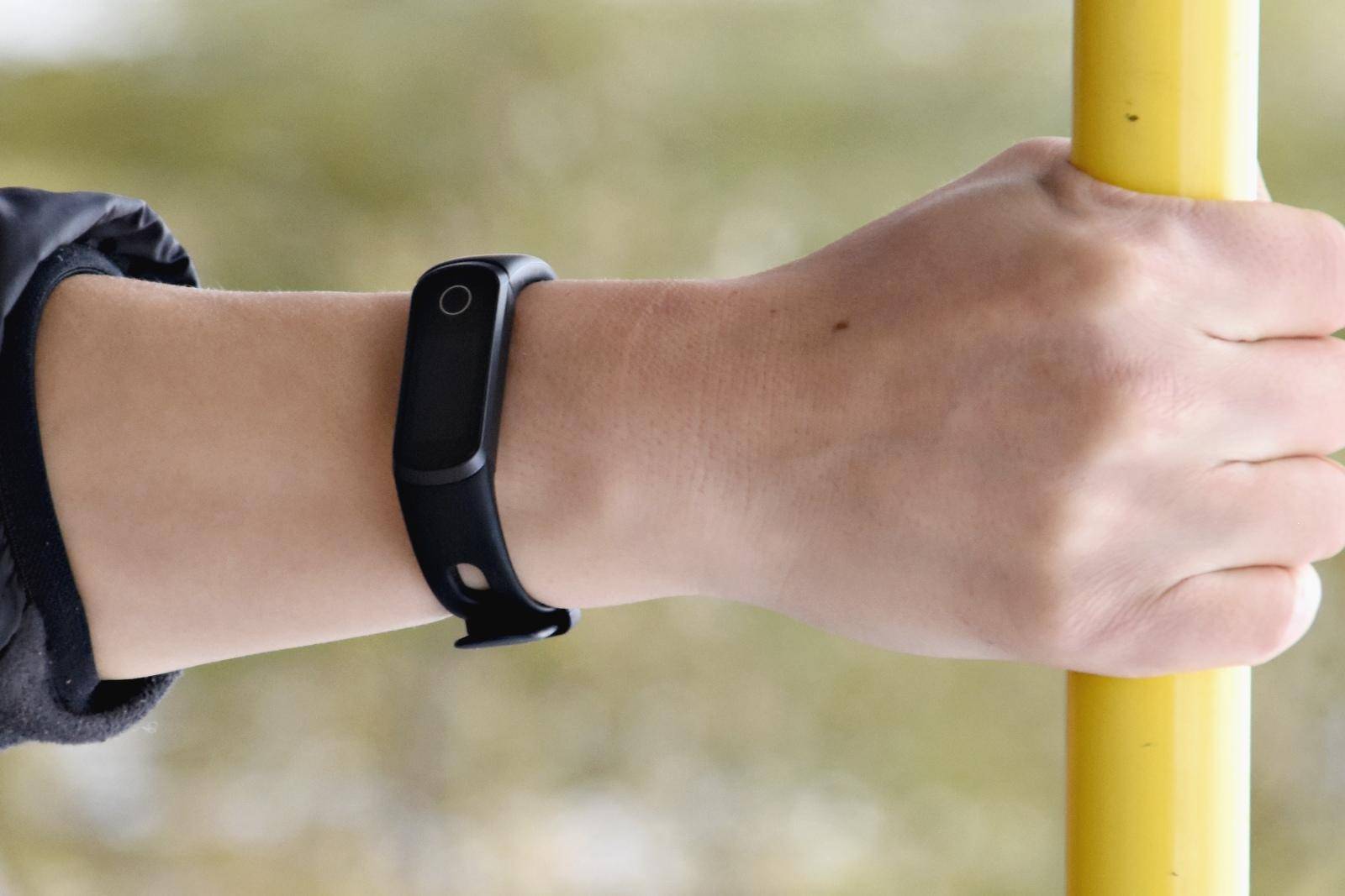 荣耀手环5i硅胶圈,荣耀手环5腕带怎么下