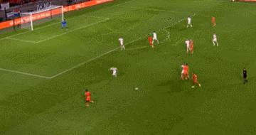 22岁荷兰天才9号：拜仁眼中的莱万接班人，去巴黎会是梅西好搭档