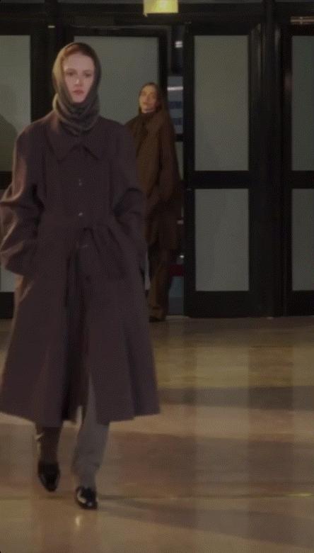 2020秋冬巴黎时装周givenchy秀场 (jacquemus 2020巴黎时装周秀场)