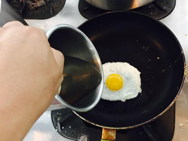 电锅不粘锅煎鸡蛋放油吗,鸡蛋怎样煎才能煎得完整两面金黄
