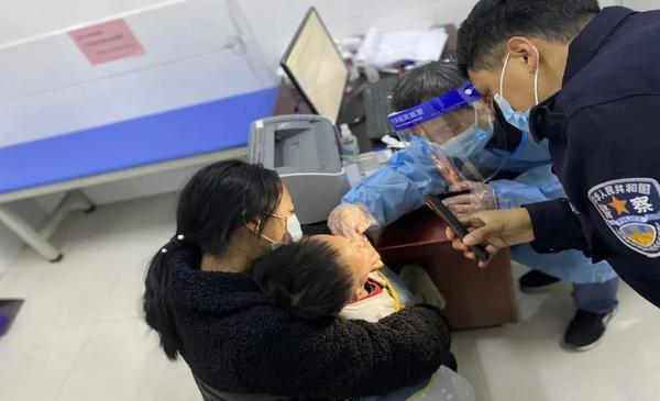 小男孩喉咙里卡鱼刺卡住视频,小男孩鱼刺卡喉