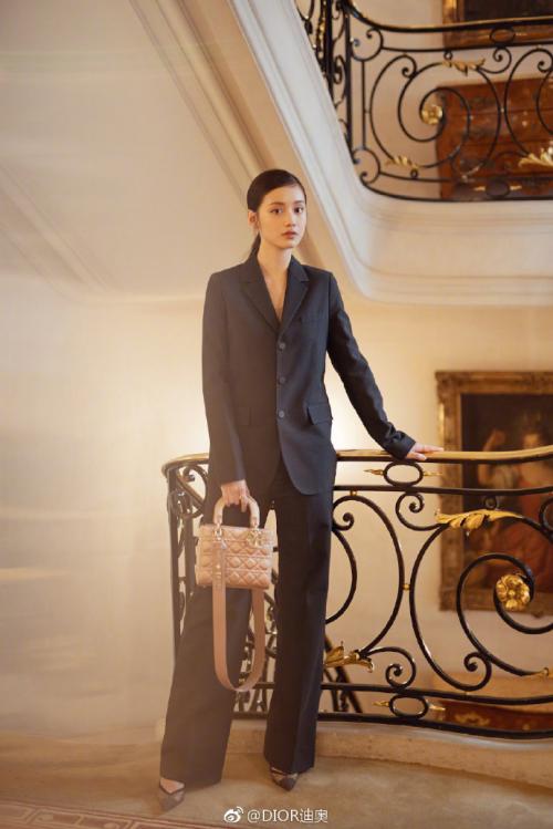 ladydior鎵嬭閫傚悎骞磋交浜虹殑棰滆壊,瓒呰糠浣爈adydior鎵嬭鐧借壊