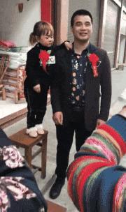 这只鹦鹉一直以为他是一只猴,所以每天都在重复做这个动作