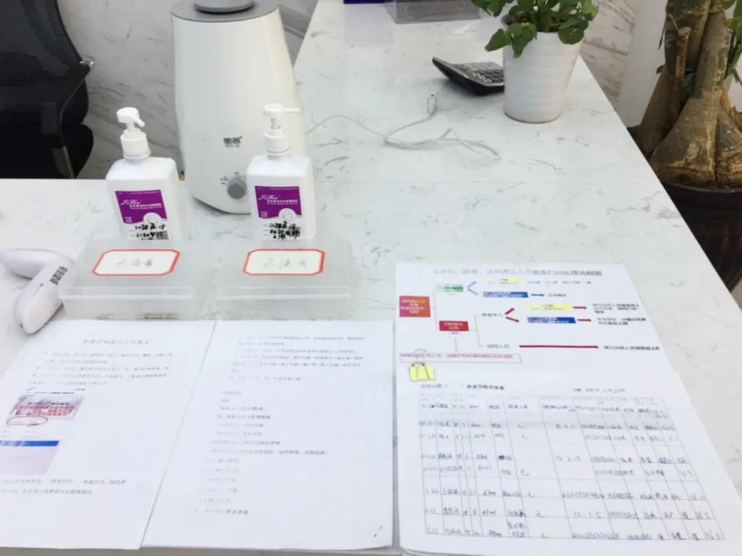 牙科医生检查小朋友口腔,口腔门诊免费窝沟封闭申请