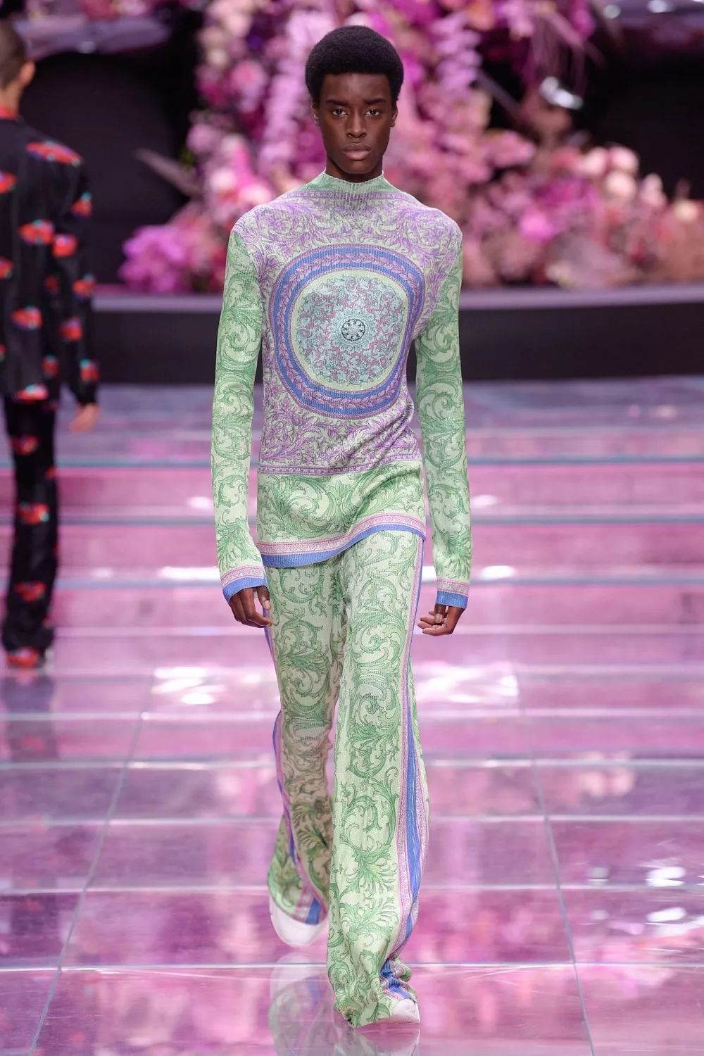 范思哲2018米兰春夏男装大秀,范思哲创意总监donatellaversace