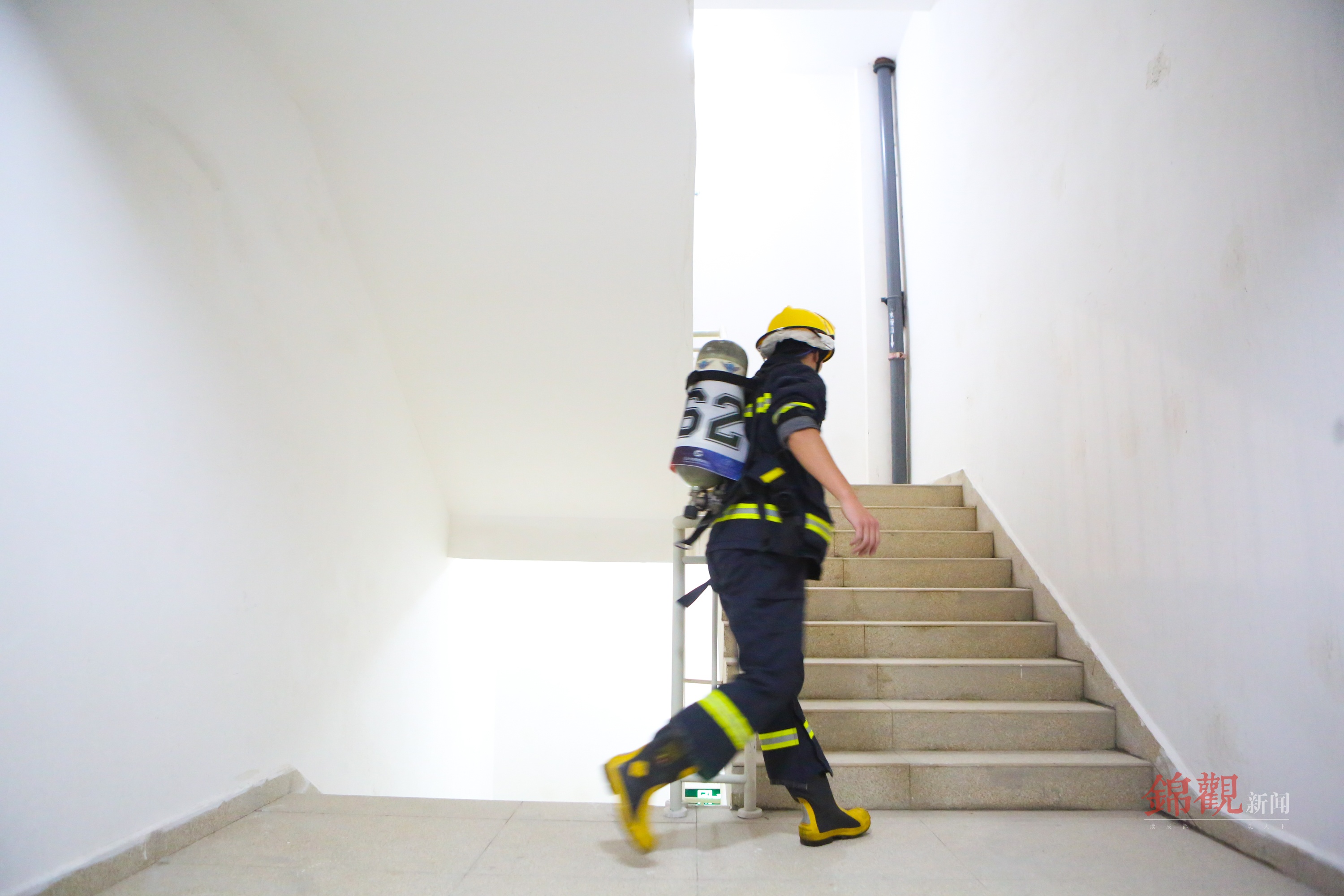 75公斤负重消防员爬楼,消防员背80斤装备爬50楼