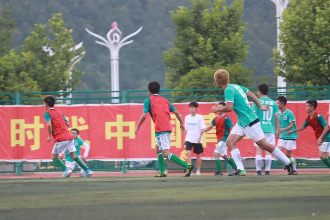 汗水留在足球场,这个夏天绿茵场足球