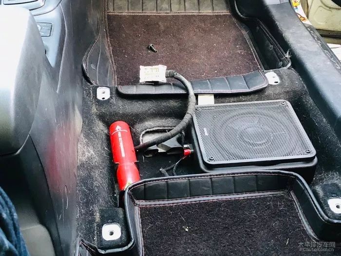 真皮座椅破了一点皮还在上面,汽车真皮座椅破了如何修复