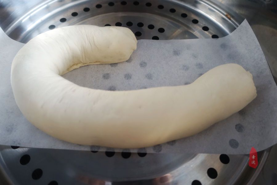 懒笼比包子、饺子都省事,盘在笼屉中,蒸熟后切开,家人分着吃