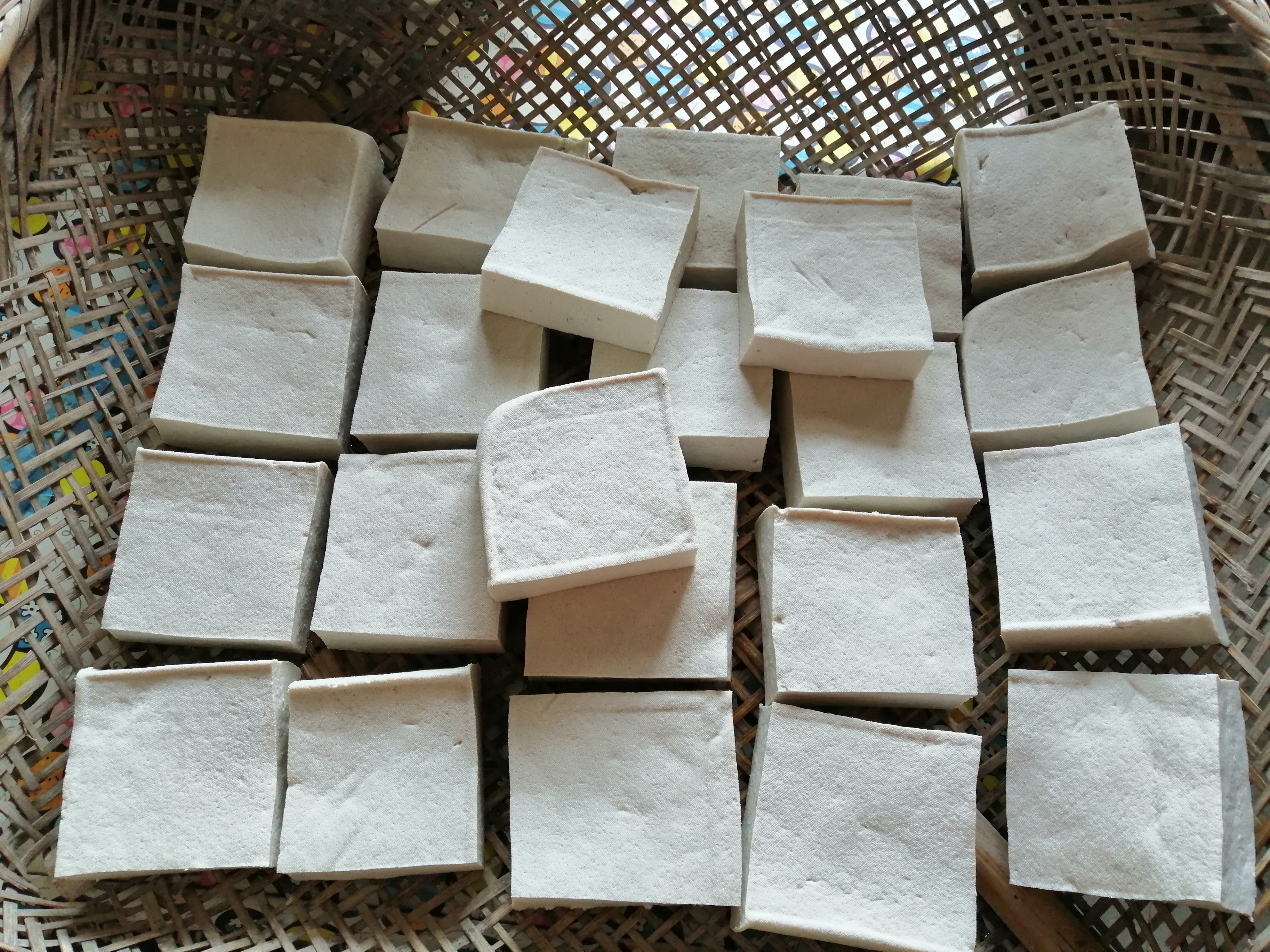 湖南农村,传统古法用石磨打豆腐的全过程,从黄豆到白白的豆腐