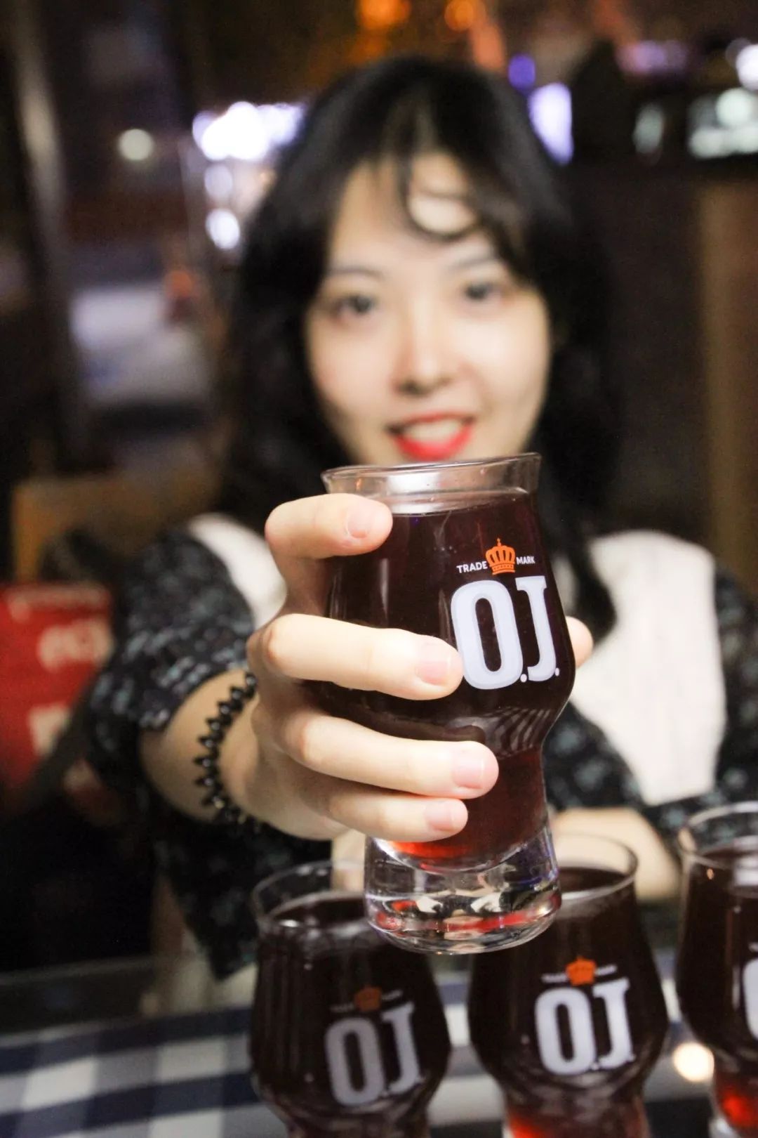 这家深藏在柳州磨滩路的扣子酒吧,扣子酒实在太好喝了