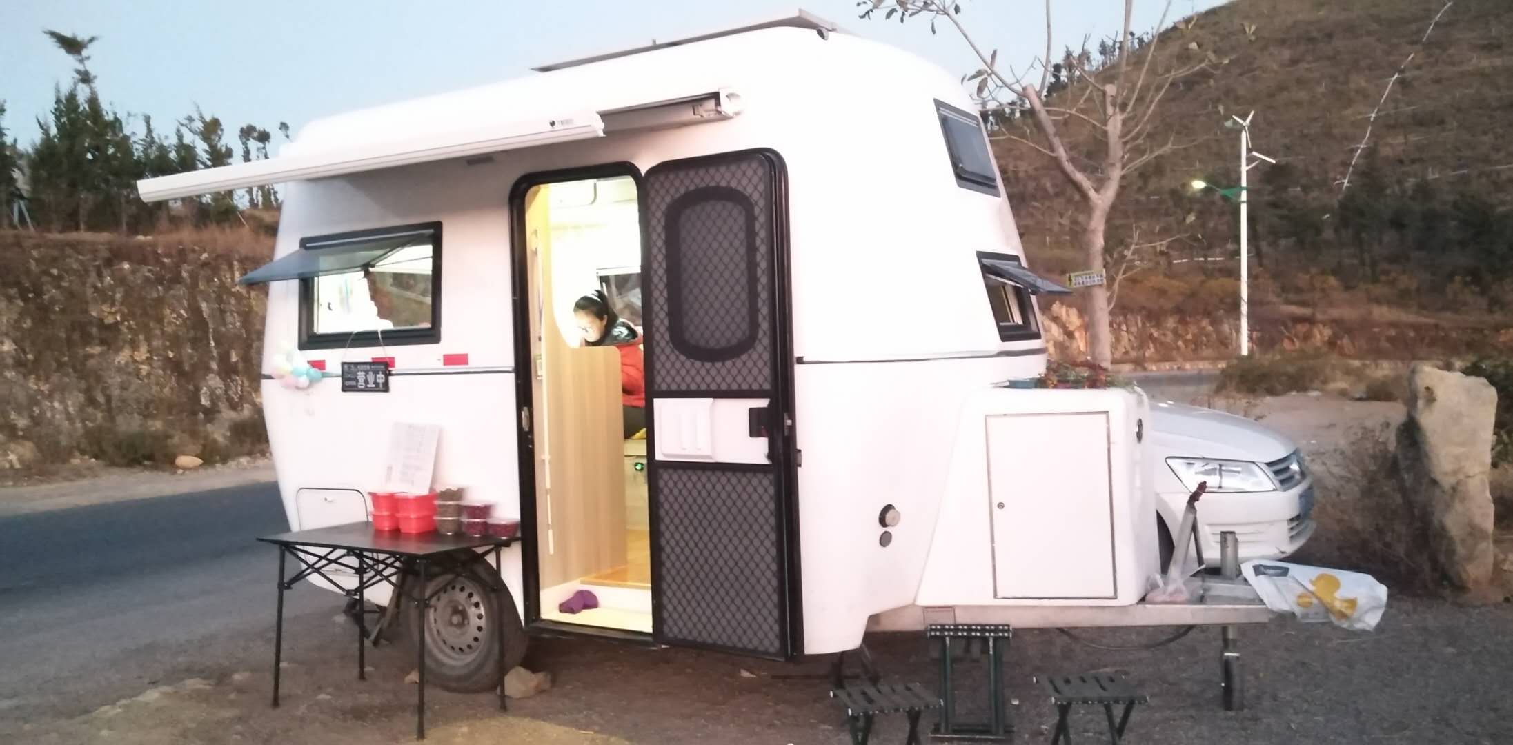 自驾房车小姐姐,一个小姐姐拖挂房车旅行生活视频