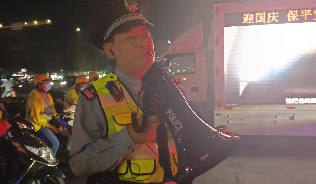 交警走进庙会开展交通安全宣传,洛宁交警开展交通安全宣传活动