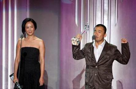 死亡超3万！撤侨令后，董卿双标人设尽毁，张艺谋748万躲过一劫