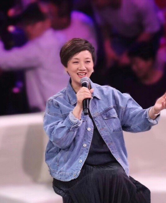 邓婕穿搭图片大全,邓婕黑装穿搭