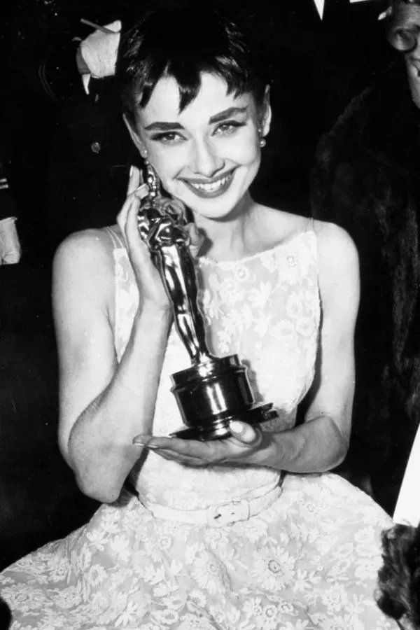 装妆美资讯馆｜是谁？让赫本比梦露更美丽？