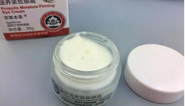 戚薇涂眼霜真的有效果吗,戚薇分享眼霜涂抹方法