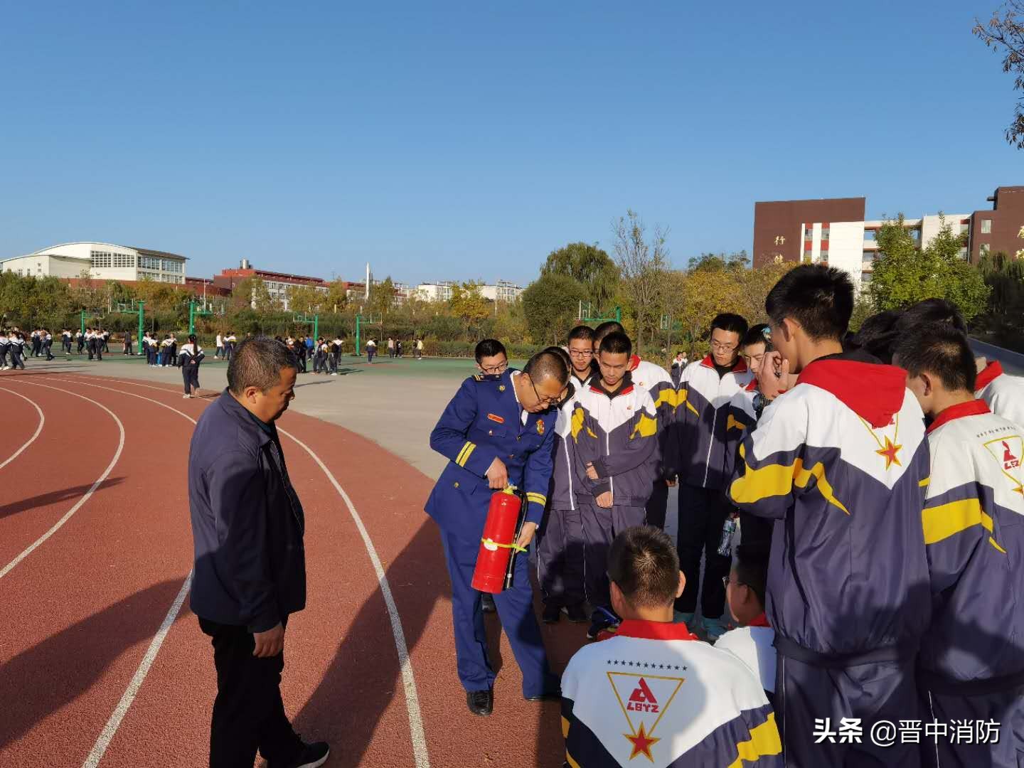 消防知识课堂灭火器使用方法,消防员教你灭火器使用教学视频