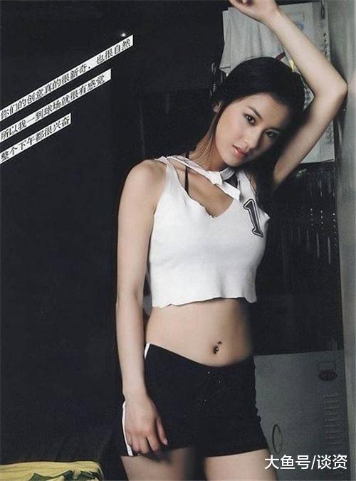 黄圣依踢足球最美照,黄圣依带三个孩子