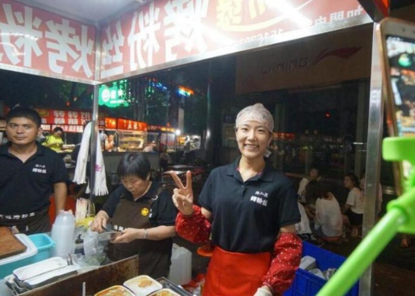山东90后烤面筋姑娘摆摊,90后美女晚上摆摊卖水饺