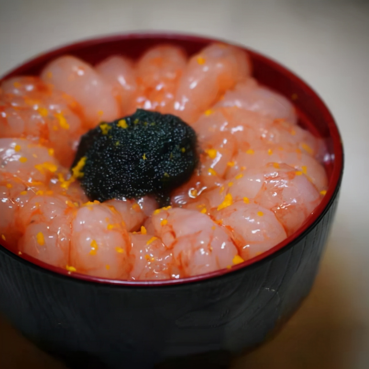 男子吃生腌海鲜,男子吃生虾