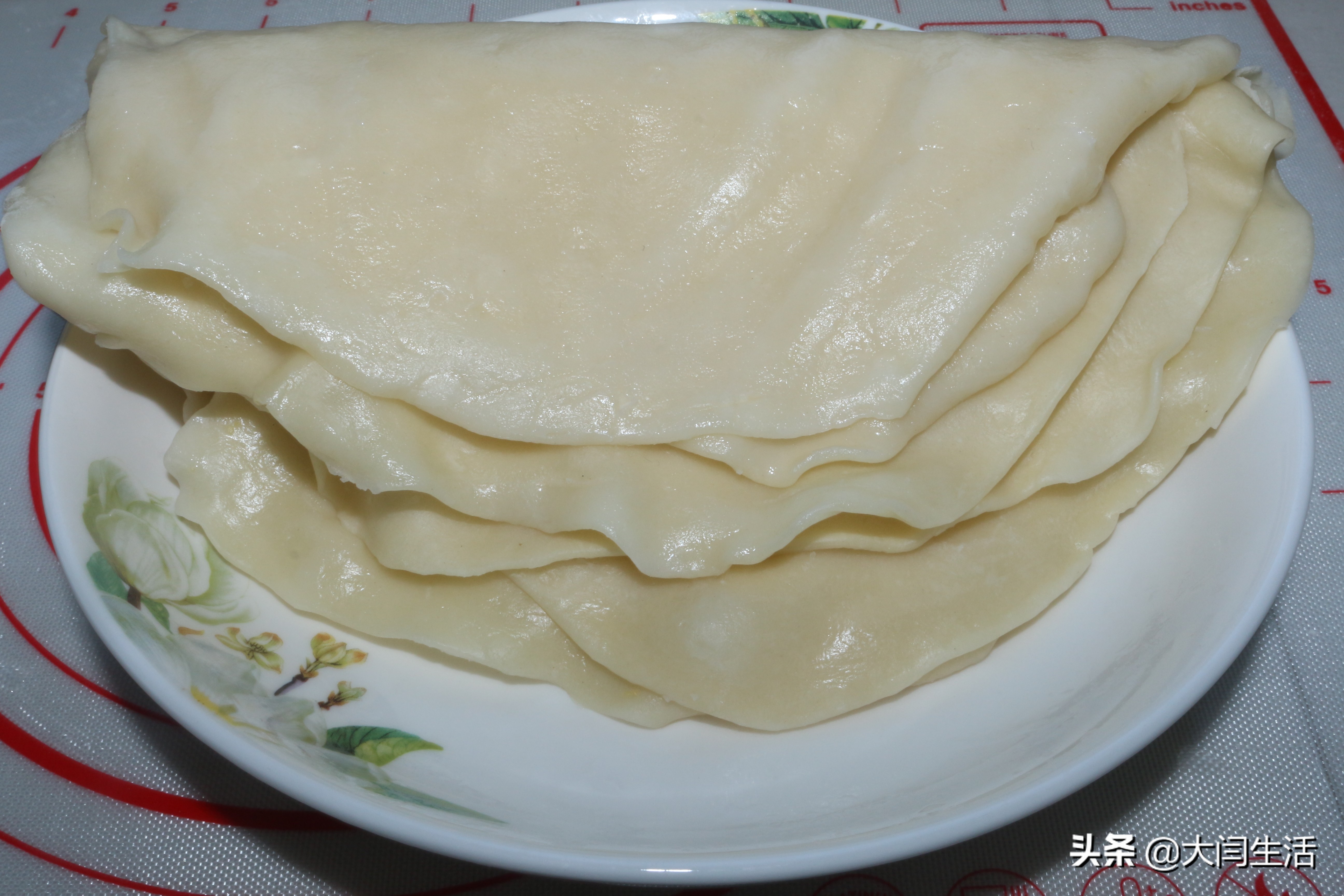 薄单饼卷菜用什么水和面,1碗面粉1碗水教你个独特的做法