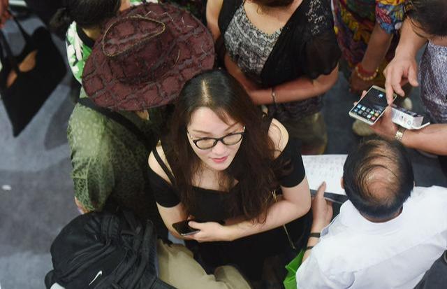 相亲女第一次约会就带去买衣服,第一次相亲女的就让买数万元东西