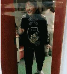 太有意思了，女朋友不屑一顾的表情很到位