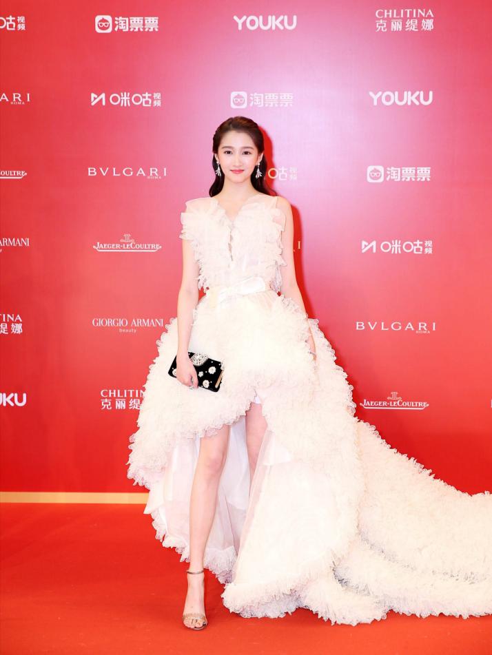关晓彤闪光吊带裙look新鲜出炉,关晓彤黑纱裙出席活动