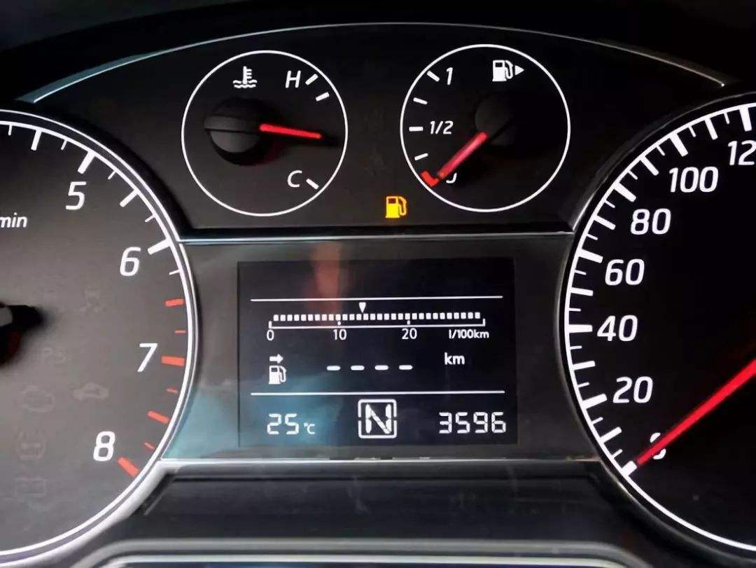 汽车油表灯亮了再跑伤车吗,汽车油表灯亮了还能走多远