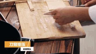 金灿灿的油条,金灿灿的油条一口一个爽爆了