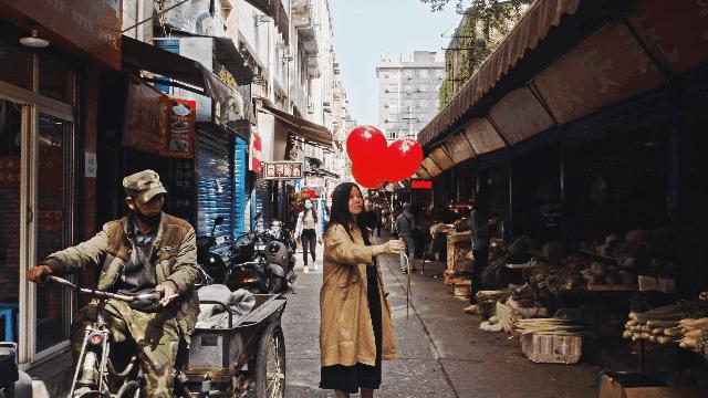 向对面出租屋射了一箭:80后妈妈王莹在城中村的实验艺术