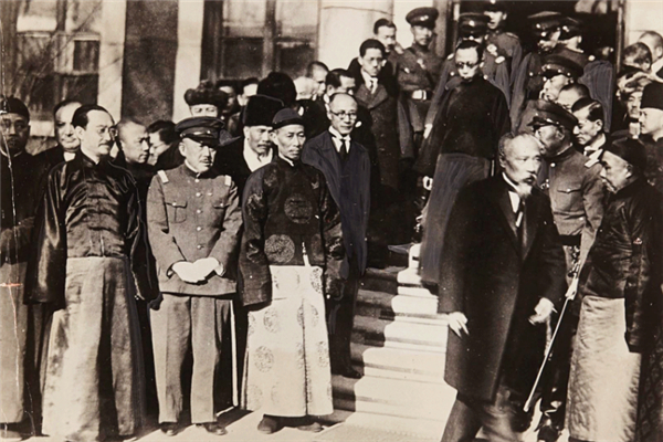 溥仪在故宫发现自己小时候的夜壶,溥仪最后一次回故宫探窗