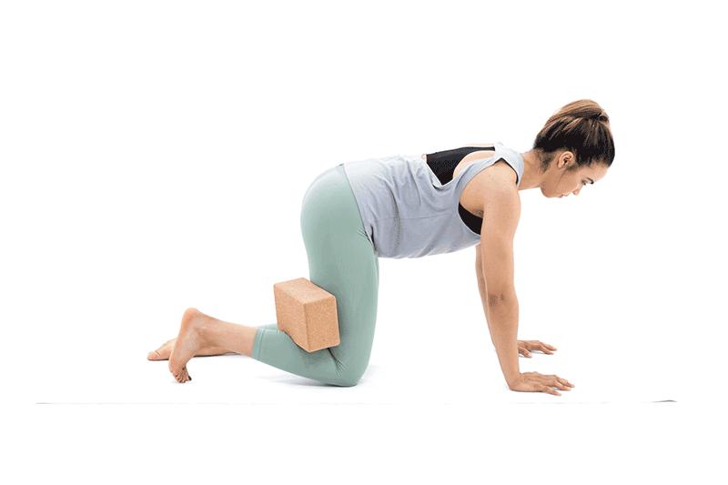 这10个动作用上瑜伽砖辅助,让你的核心更有力,练习更轻松